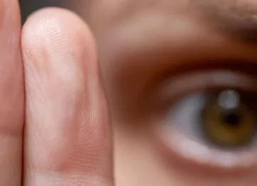 Vous suivez ensuite les mouvements de mes doigts avec vos yeux.